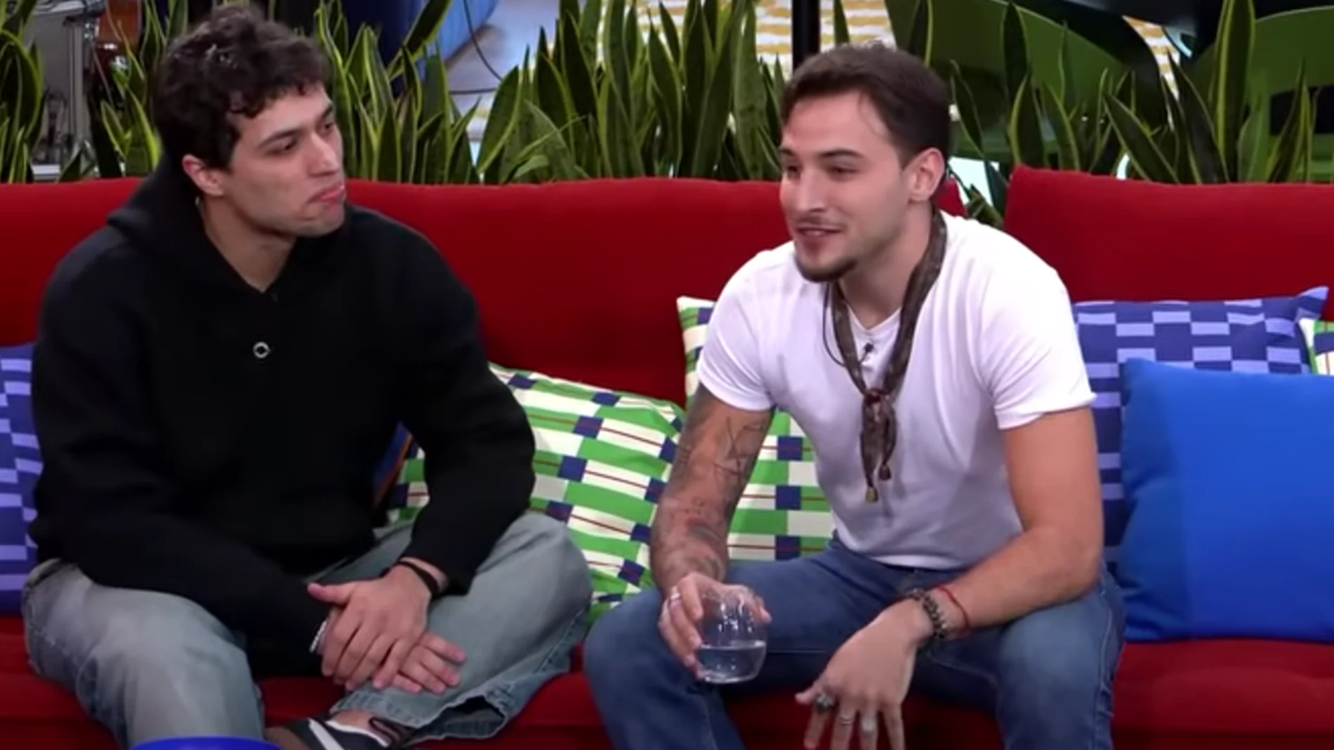 Tinho escucha atentamente los consejos de Lucas Curotto, exconcursante de Operación Triunfo