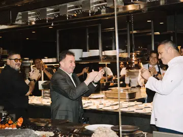 Un emocionado Berasategui entre Dani García y León Un emocionado Berasategui entre Dani García y León