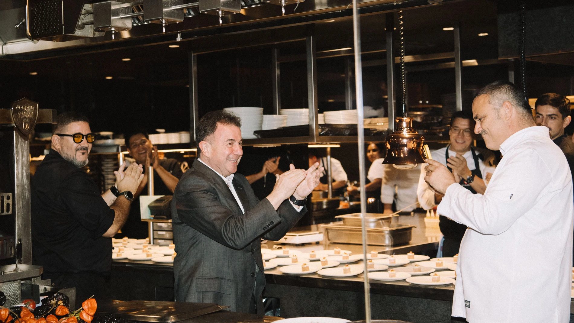 Un emocionado Berasategui entre Dani García y León