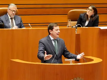 Mañueco interviene en el atril del hemiciclo de las Cortes durante el pleno de esta tarde Mañueco interviene en el atril del hemiciclo de las Cortes durante el pleno de esta tarde