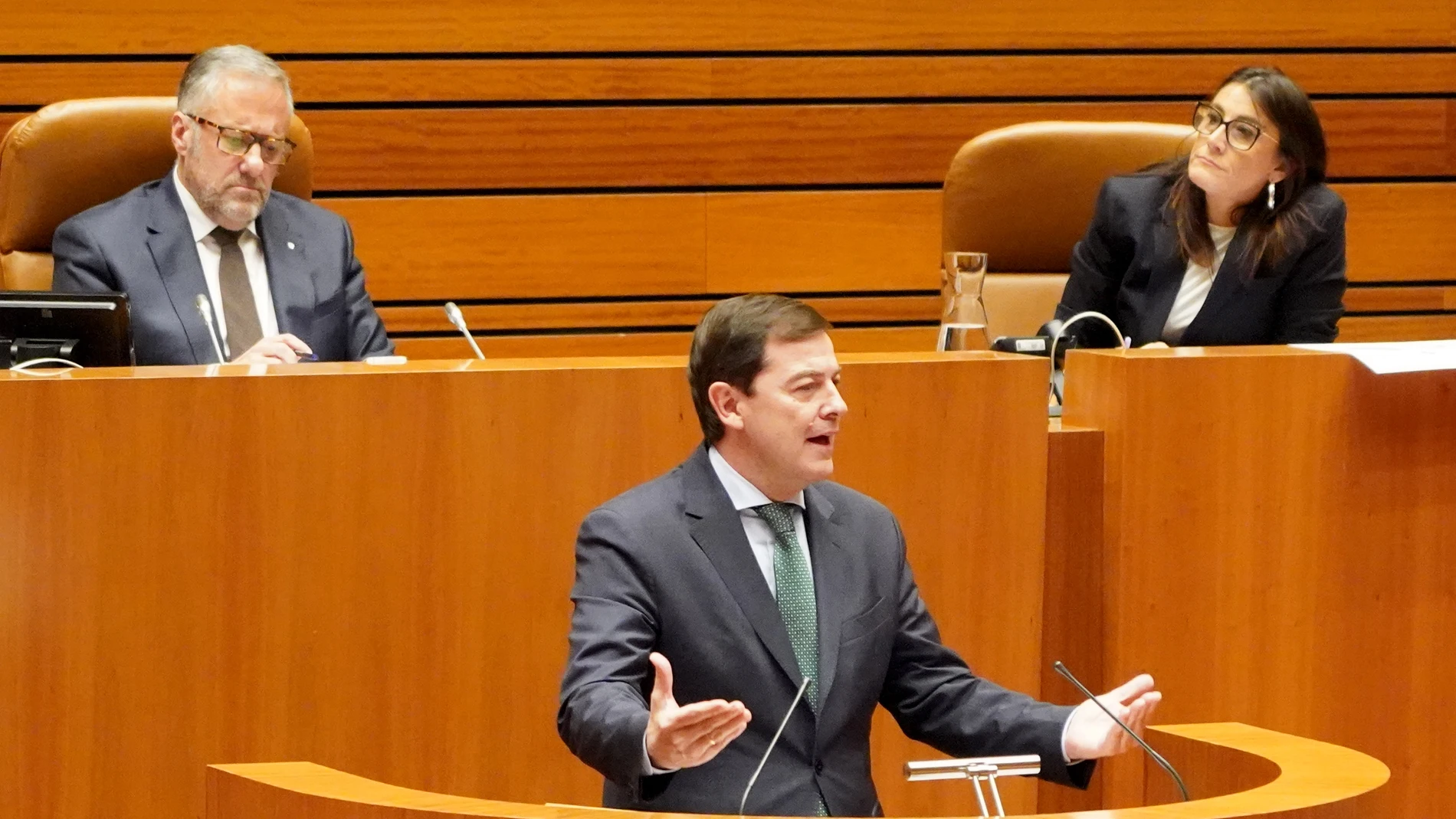 Mañueco interviene en el atril del hemiciclo de las Cortes durante el pleno de esta tarde