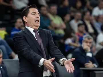 Xavi Pascual, durante el partido ante el Anadolu Efes Xavi Pascual, durante el partido ante el Anadolu Efes