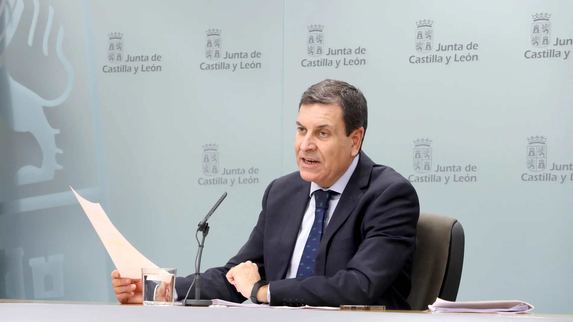 El portavoz, Carlos Fernández Carriedo, explica los acuerdos del Consejo de Gobierno