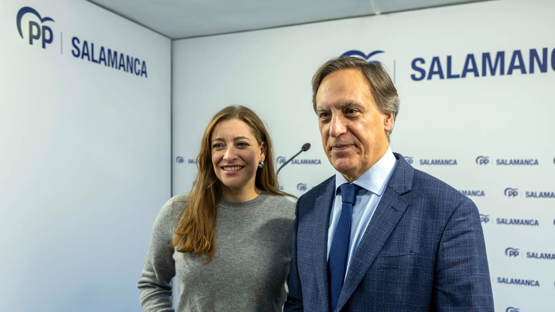 Ester Muñoz y Carlos García Carbayo, antes del acto con pacientes de la ELA en la sede del PP de Salamanca