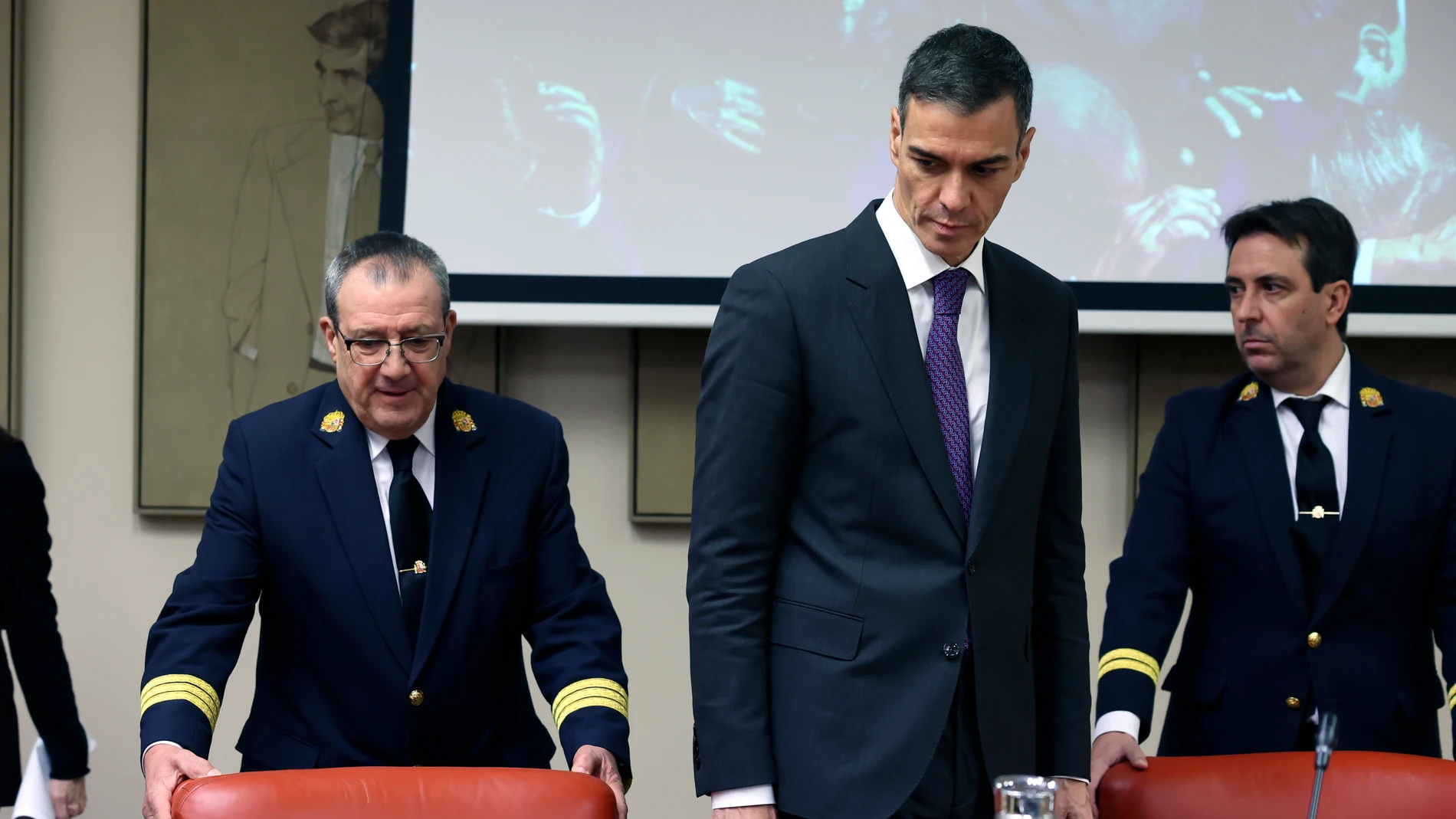MADRID, 20/11/2025.- El presidente del Gobierno, Pedro Sánchez (c), durante la presentación de la serie de ficción 'Anatomía de un instante', basada en la novela de Javier Cercas, este jueves en el Congreso. EFE/ Kiko Huesca