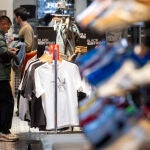 Carteles de Black Friday en comercios de Madrid.