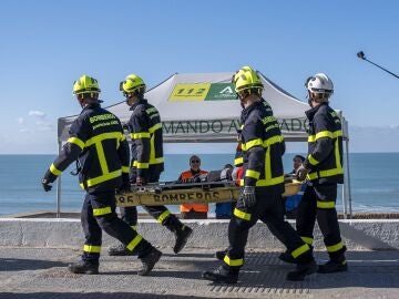 Un momento del simulacro que tuvo lugar ayer en Cádiz, que movilizó a mil efectivos de emergencias