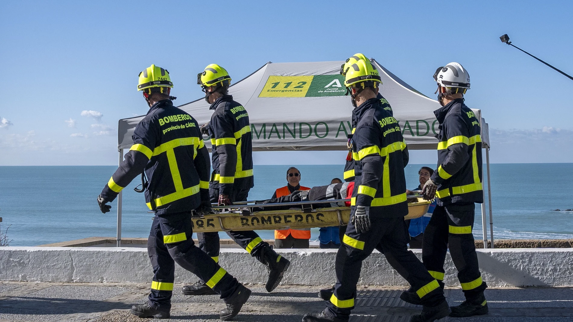 Un momento del simulacro que tuvo lugar ayer en Cádiz, que movilizó a mil efectivos de emergencias