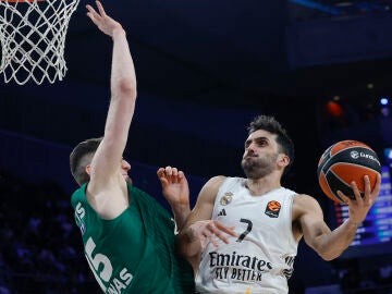 Campazzo intenta anotar ante la presencia de Birutis