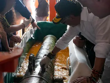 Un cañón, porcelanas chinas y monedas son extraídas por Colombia del galeón San José AME817. CARTAGENA DE INDIAS (COLOMBIA), 20/11/2025.- Fotografía cedida por la Presidencia de Colombia que muestra al mandatario colombiano, Gustavo Petro (d), mientras observa un cañón recuperado del galeón español San José este miércoles, en el mar Caribe cerca de Cartagena de Indias (Colombia). Diez años después del hallazgo del pecio del galeón español San José, una expedición científica del Gobierno colombiano retiró los primeros cinco objetos y fragmentos del navío que reposa en el mar C...