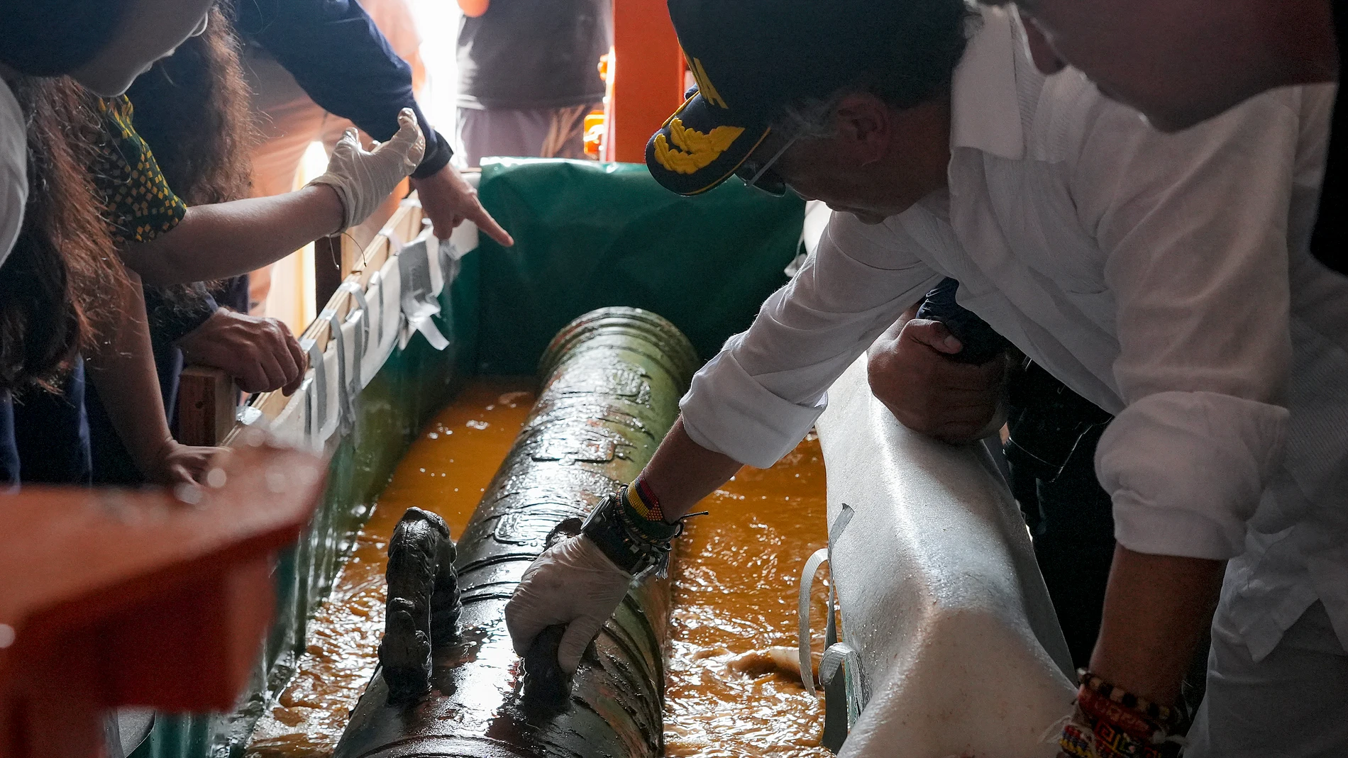 AME817. CARTAGENA DE INDIAS (COLOMBIA), 20/11/2025.- Fotografía cedida por la Presidencia de Colombia que muestra al mandatario colombiano, Gustavo Petro (d), mientras observa un cañón recuperado del galeón español San José este miércoles, en el mar Caribe cerca de Cartagena de Indias (Colombia). Diez años después del hallazgo del pecio del galeón español San José, una expedición científica del Gobierno colombiano retiró los primeros cinco objetos y fragmentos del navío que reposa en el mar C...
