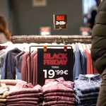 Carteles de Black Friday en comercios de Madrid.