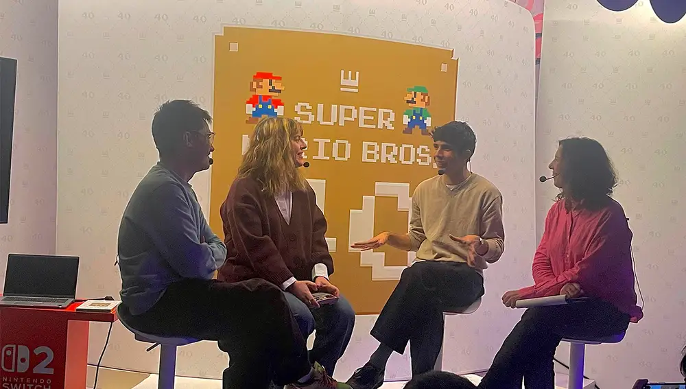 Jordi Cruz, Laura Fernández y Carlos Peguer durante la celebración del 40 aniversario de Super Mario Bros.