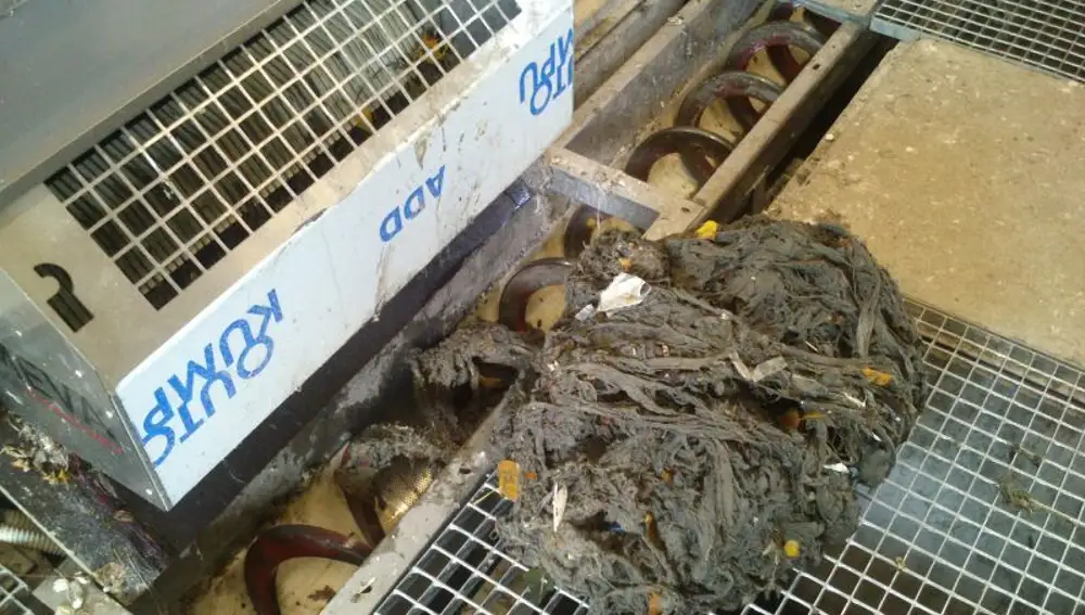 Atasco causado por toallitas húmedas en el sistema de depuración