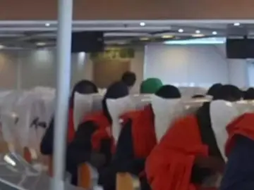 Un ferry forra con plástico los asientos asignados a inmigrantes y obliga a la naviera a disculparse Inmigrantes en un ferry de Canarias