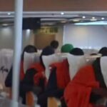 Un ferry forra con plástico los asientos asignados a inmigrantes y obliga a la naviera a disculparse