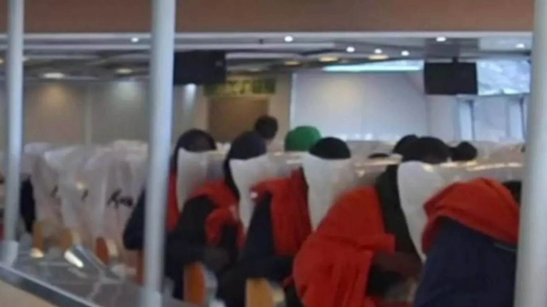 Inmigrantes en un ferry de Canarias