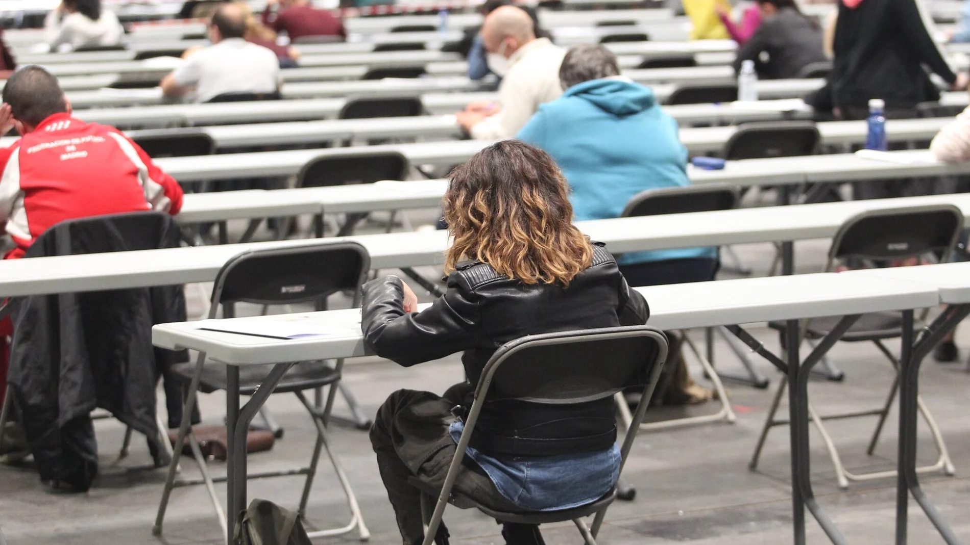 Opositores en un examen