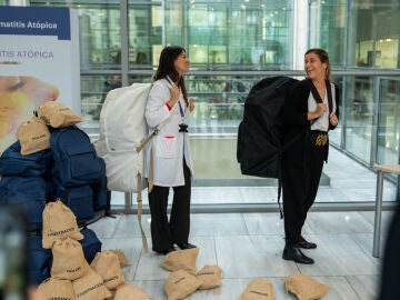 Sandra Ros, psicóloga, y África, paciente, llevan a cuestas la mochila que simula la carga emocional y mental que soportan los pacientes Sandra Ros, psicóloga, y África, paciente, llevan a cuestas la mochila que simula la carga emocional y mental que soportan los pacientes