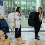  Sandra Ros, psicóloga, y África, paciente, llevan a cuestas la mochila que simula la carga emocional y mental que soportan los pacientes