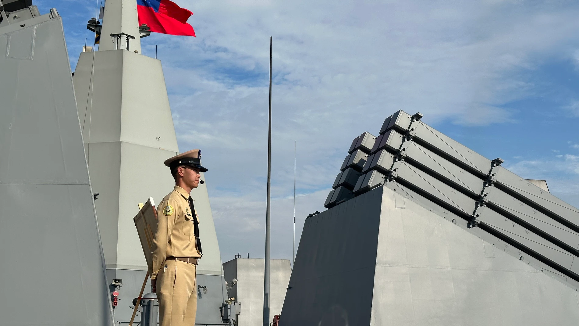 AME1121. KAOHSIUNG (TAIWÁN), 20/11/2025.- Un integrante de la Armada taiwanesa posa junto a lanzadores de misiles ubicados en la parte superior del buque de asalto anfibio taiwanés de la clase Yushan este jueves, en Kaohsiung (Taiwán). La Armada taiwanesa organizará este sábado una jornada de puertas abiertas en su base de Hsinbin, ubicada en la ciudad sureña de Kaohsiung, con el propósito de estimular el apoyo a las Fuerzas Armadas en medio de las tensiones con China, que considera a Taiwá...