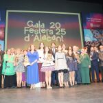 Foto de familia de la Gala de Festers d'Alacant que se celebró en el Teatro Principal