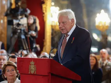 Acto central de conmemoración del 50 aniversario de la restauración de la monarquía MADRID, 21/11/2025.- El ex presidente del gobierno Felipe González, durante su discurso tras recibir el Toisón de Oro, en el acto de conmemoración del 50 aniversario de restauración de la monarquía, este viernes en el palacio Real en Madrid. La reina Sofía, el expresidente del Gobierno Felipe González y los padres de la Constitución Miquel Roca y Miguel Herrero reciben este viernes de manos del rey Felipe VI el Toisón de Oro, la más alta distinción que concede la Casa Real española y cuya his...