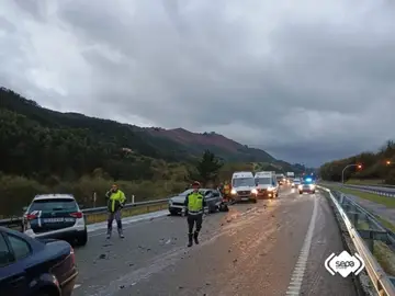 Sucesos.- AMP.- Nueve vehículos implicados en un accidente en la A-8 a la altura de Ribadesella (Asturias) Sucesos.- AMP.- Nueve vehículos implicados en un accidente en la A-8 a la altura de Ribadesella (Asturias)