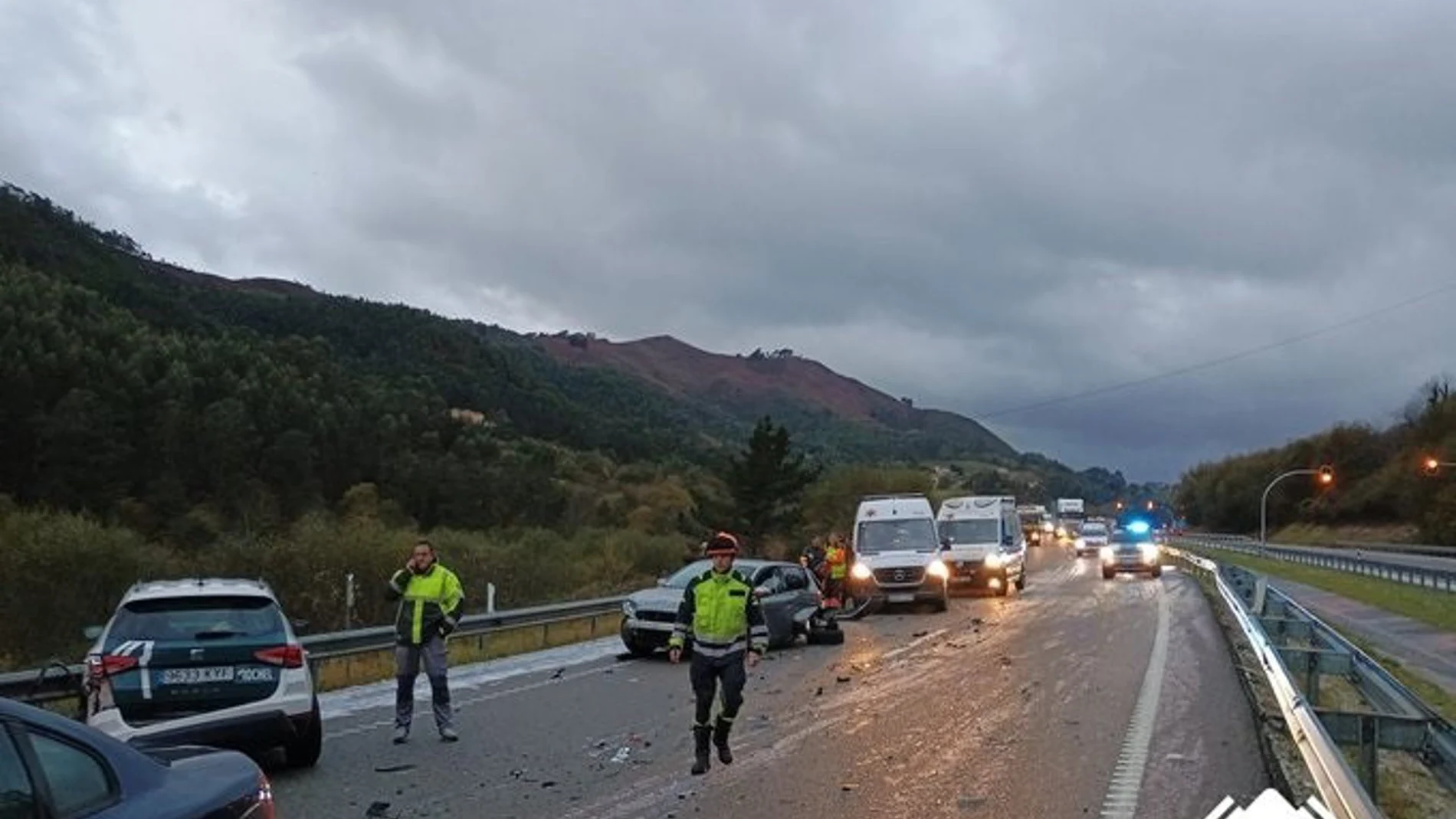 Sucesos.- AMP.- Nueve vehículos implicados en un accidente en la A-8 a la altura de Ribadesella (Asturias)