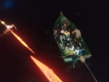 Rescatados 18 inmigrantes a la deriva cerca de la costa de Gran Canaria Momento en el que Salvamento Marítimo rescata a los 18 inmigrantes en aguas de Gran Canaria