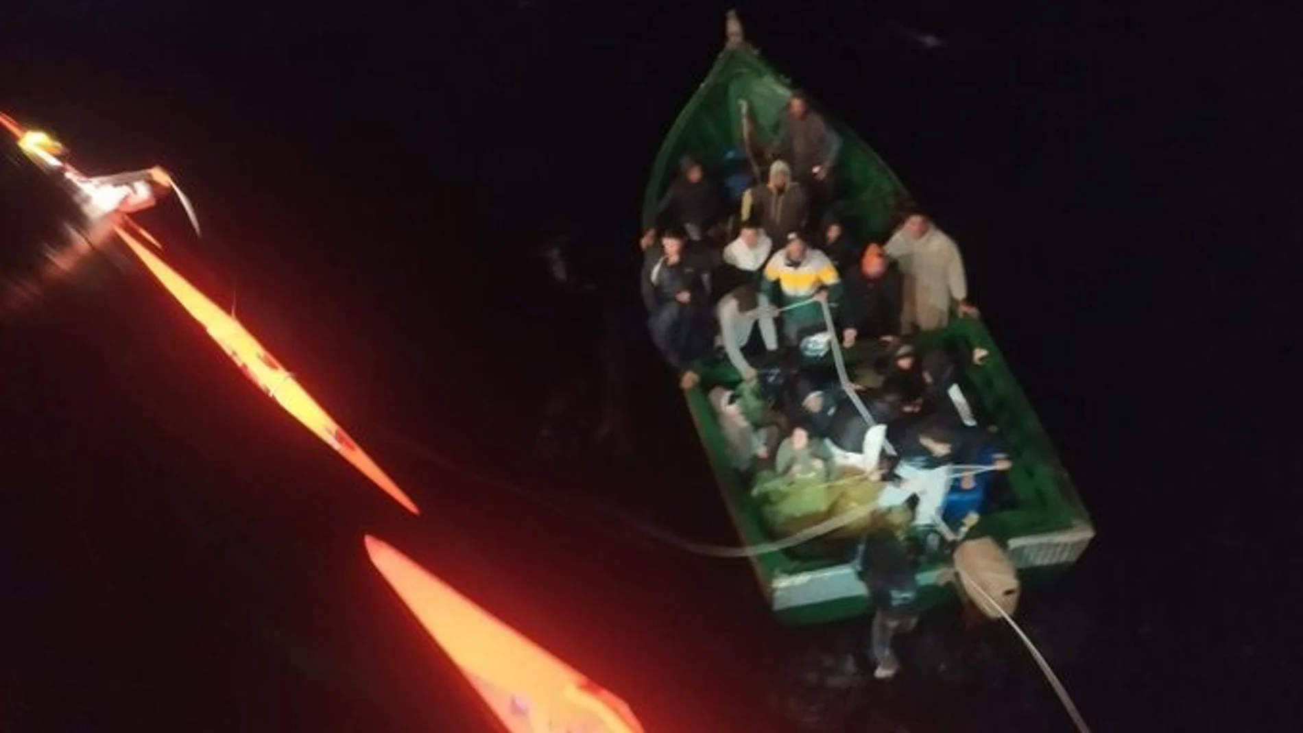 Momento en el que Salvamento Marítimo rescata a los 18 inmigrantes en aguas de Gran Canaria