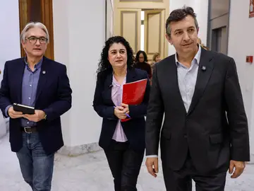 La CEV y los sindicatos se reúnen en el marco del diálogo social El presidente de la Confederación Empresarial de la Comunitat Valenciana (CEV), Vicente Lafuente (d), la secretaria general de CCOO-PV, Ana García Alcolea, y el secretario general de UGT-PV, Tino Calero (i), durante un encuentro en el marco del diálogo social, a 21 de noviembre de 2025, en Valencia, Comunidad Valenciana (España). 21 NOVIEMBRE 2025 Rober Solsona / Europa Press 21/11/2025