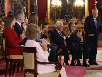 Acto central de conmemoración del 50 aniversario de la restauración de la monarquía MADRID, 21/11/2025.- El padre de la Constitución Miquel Roca (d), durante la ceremonia en la que recibió el Toisón de Oro, durante el acto de conmemoración del 50 aniversario de restauración de la monarquía, este viernes en el palacio Real en Madrid. La reina Sofía, el expresidente del Gobierno Felipe González y los padres de la Constitución Miquel Roca y Miguel Herrero reciben este viernes de manos del rey Felipe VI el Toisón de Oro, la más alta distinción que concede la Casa Real española y...