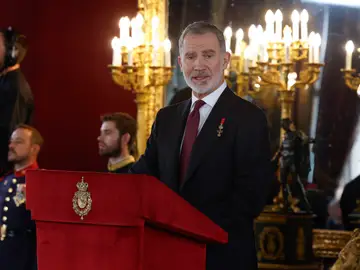Acto central de conmemoración del 50 aniversario de la restauración de la monarquía MADRID, 21/11/2025.- El rey Felipe VI, durante su discurso en el acto de conmemoración del 50 aniversario de restauración de la monarquía, este viernes en el palacio Real en Madrid. La reina Sofía, el expresidente del Gobierno Felipe González y los padres de la Constitución Miquel Roca y Miguel Herrero reciben este viernes de manos del rey Felipe VI el Toisón de Oro, la más alta distinción que concede la Casa Real española y cuya historia se remonta a casi 600 años. EFE/JJ Guillén POOL