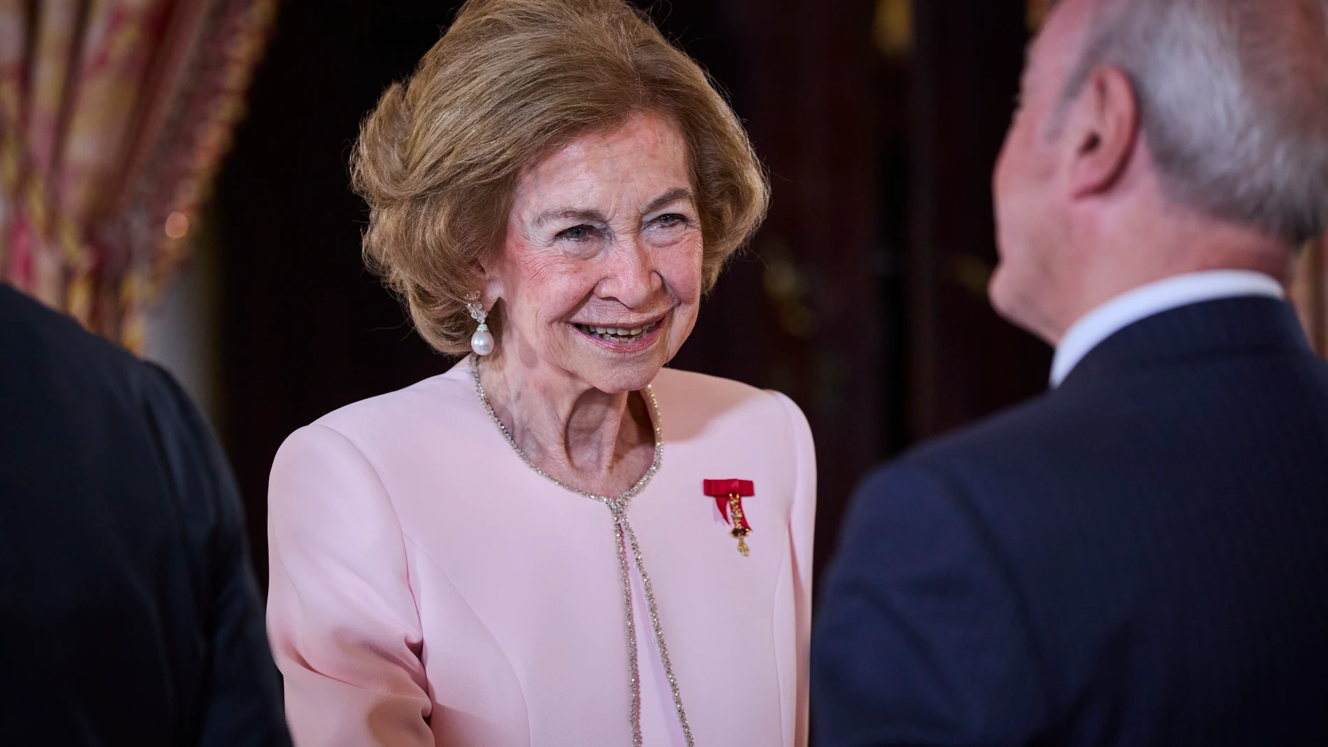 Majestuosamente Sofía: la Reina brilla en su homenaje con un sofisticado conjunto rosa de Alejandro de Miguel