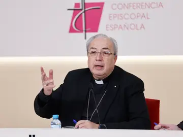 García Magán informa de la 128º Asamblea Plenaria El secretario general de la Conferencia Episcopal Española (CEE), Francisco César García Magán (i), informa de los trabajos de la 128º Asamblea Plenaria, que se ha celebrado esta semana marcada por la investigación del Vaticano al obispo de Cádiz y Ceuta, Rafael Zornoza, por un presunto delito de abusos sexuales contra un menor, y que ha sido el protagonista ausente de esta cita. EFE/ Rodrigo Jimenez