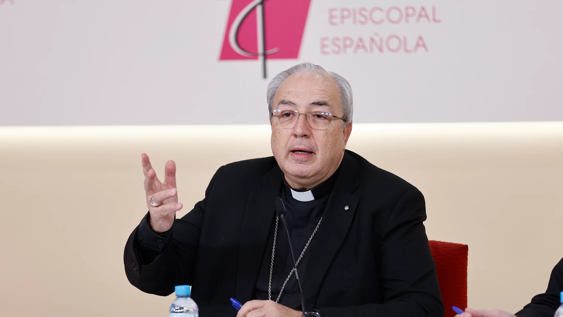 El secretario general de la Conferencia Episcopal Española (CEE), Francisco César García Magán (i), informa de los trabajos de la 128º Asamblea Plenaria, que se ha celebrado esta semana marcada por la investigación del Vaticano al obispo de Cádiz y Ceuta, Rafael Zornoza, por un presunto delito de abusos sexuales contra un menor, y que ha sido el protagonista ausente de esta cita. EFE/ Rodrigo Jimenez