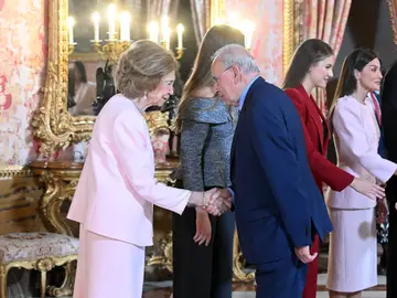 Recepción en el Palacio Real tras la imposición del Toisón de Oro a la Reina Sofía La Reina Sofía, la Infanta Sofía, la Princesa Leonor y la Reina Letizia durante la recepción celebrada tras la imposición del Toisón de Oro en el Palacio Real, a 21 de noviembre de 2025, en Madrid (España). El Rey Felipe VI ha impuesto el Collar de la Insigne Orden del Toisón de Oro a Su Majestad la Reina Doña Sofía, por “su dedicación y entrega al servicio de España y de la Corona”. También ha sido condecorados Felipe González, Miguel Herrero y Rodríguez de Miñón y Miquel Roca i Junyent. FA...