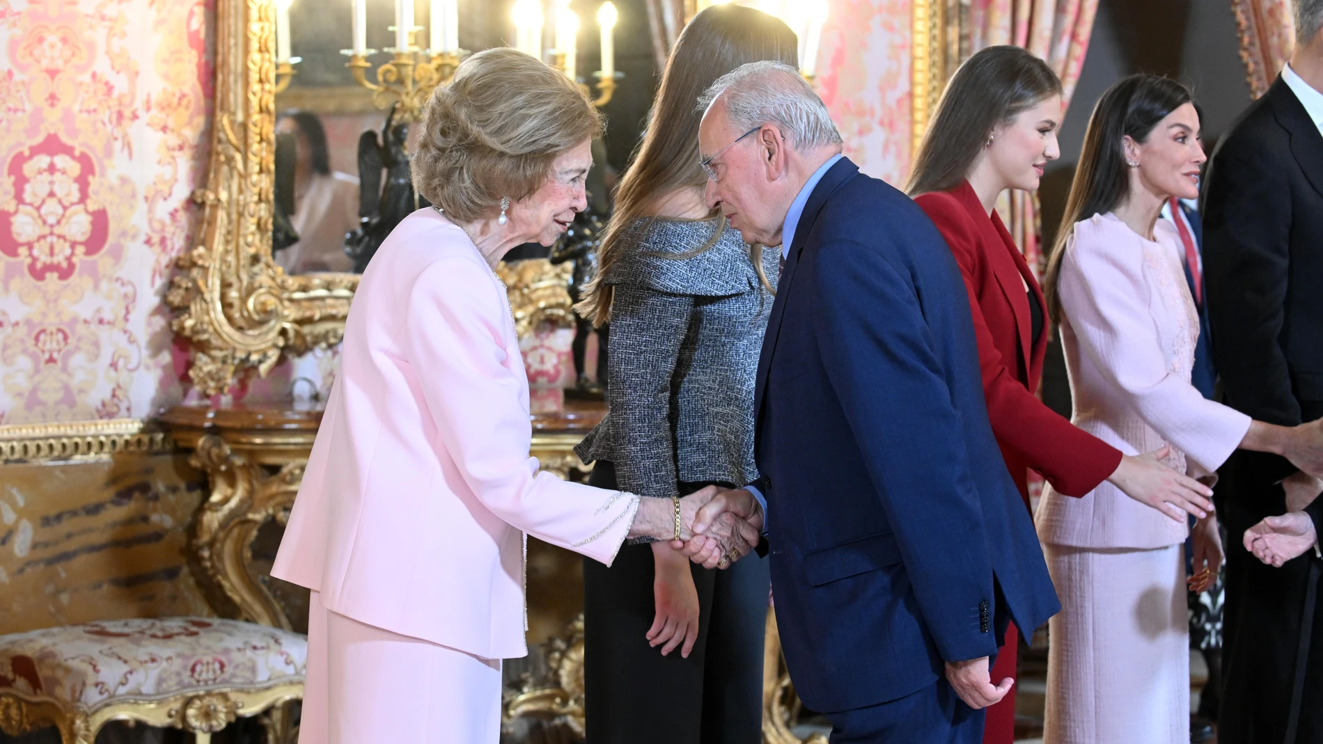 La Reina Sofía, la Infanta Sofía, la Princesa Leonor y la Reina Letizia durante la recepción celebrada tras la imposición del Toisón de Oro en el Palacio Real, a 21 de noviembre de 2025, en Madrid (España). El Rey Felipe VI ha impuesto el Collar de la Insigne Orden del Toisón de Oro a Su Majestad la Reina Doña Sofía, por “su dedicación y entrega al servicio de España y de la Corona”. También ha sido condecorados Felipe González, Miguel Herrero y Rodríguez de Miñón y Miquel Roca i Junyent. FA...