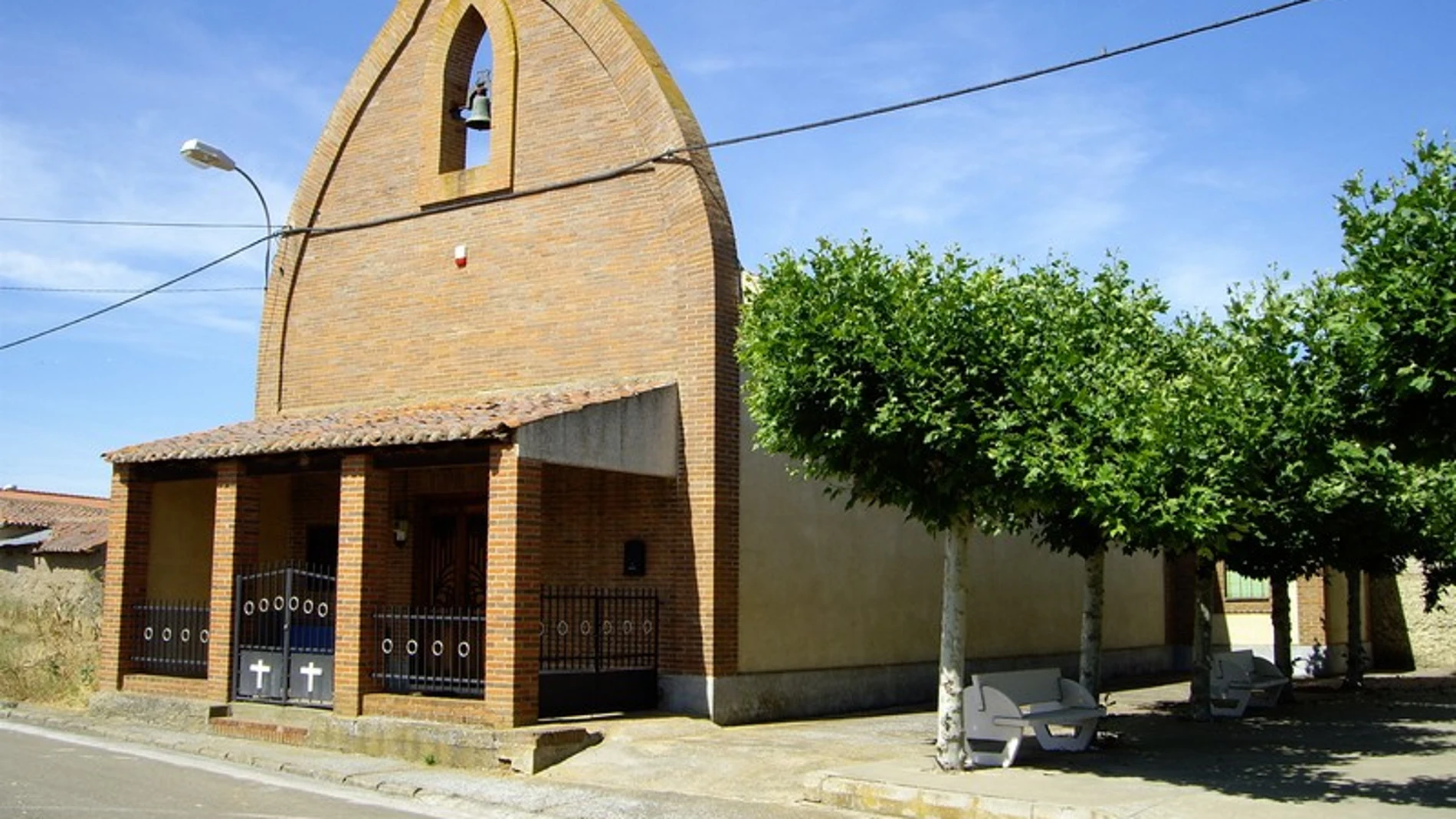 Parroquia de Zambroncinos del Páramo, donde reside la mujer más mayor de España