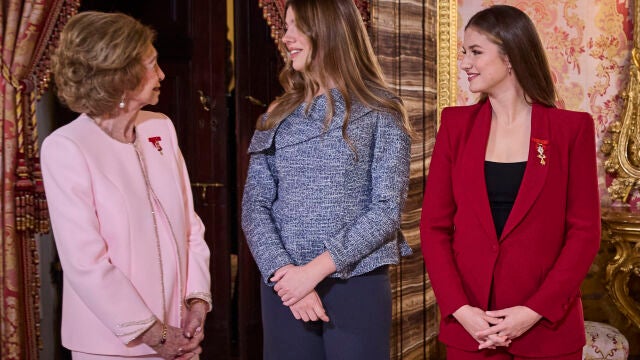 Sus majestades los reyes Don Felipe VI, junto a Doña Letizia y Sus Altezas Reales la Princesa de Asturias y la