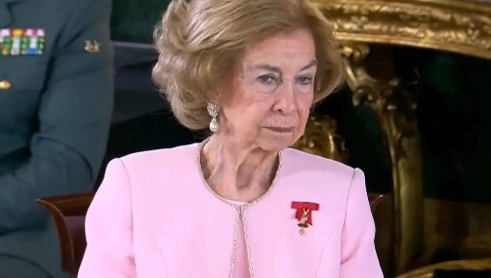 La Reina Sofía, muy emocionada, recibe el Toisón de Oro de un orgulloso Felipe VI: "Es memoria afectiva de España"