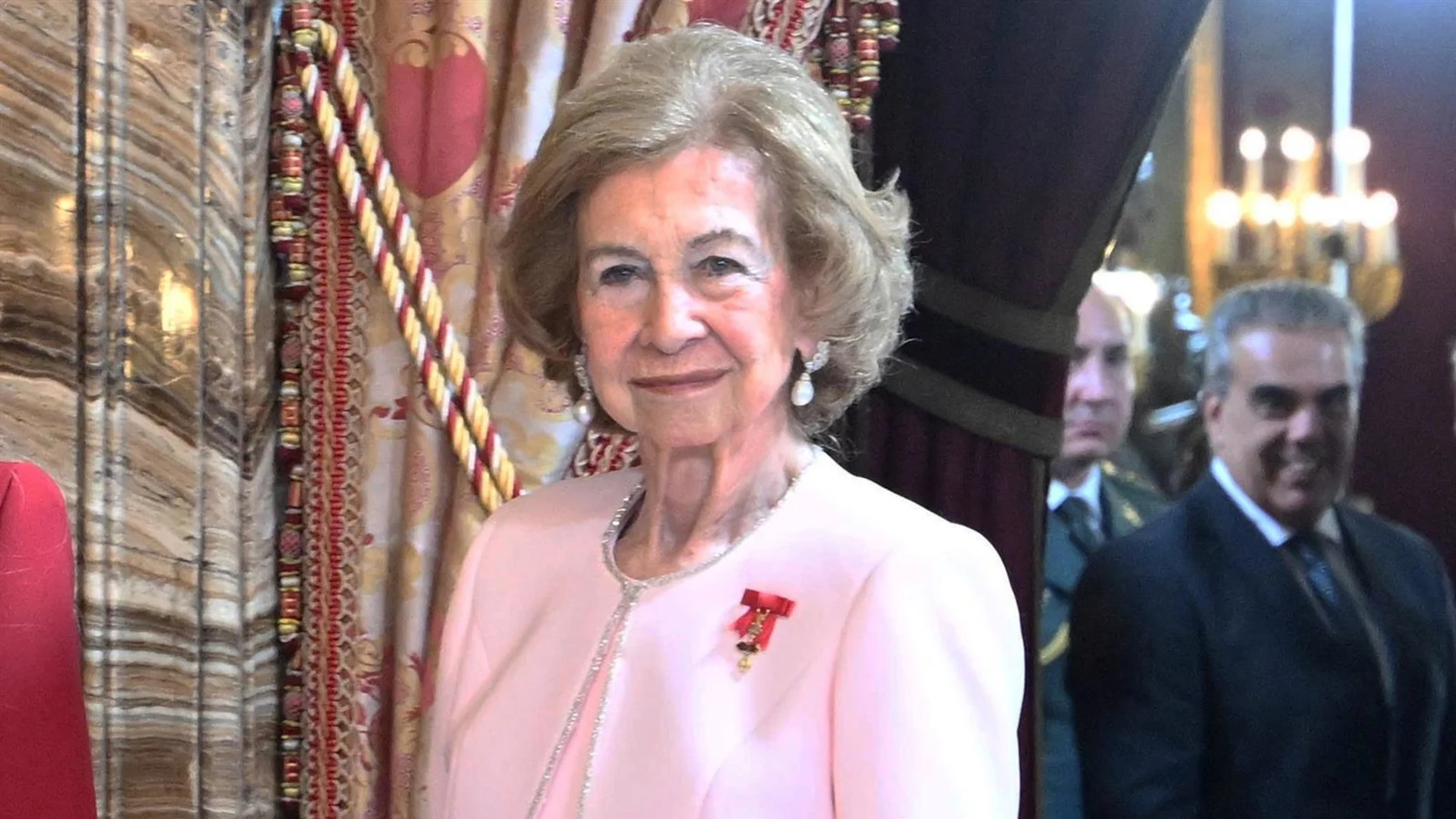La Reina Sofía con su traje rosa de Alejandro de Miguel