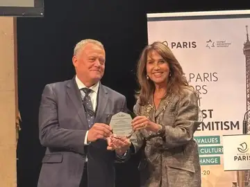 El Congreso Judío Europeo-European Jewish Congress (EJC), en colaboración con la alcaldesa de París, Anne Hidalgo, entregaron ayer en la capital francesa un premio en reconocimiento especial al alcalde de Castrillo Mota de Judíos (Burgos), Lorenzo Rodríguez El Congreso Judío Europeo-European Jewish Congress (EJC), en colaboración con la alcaldesa de París, Anne Hidalgo, entregaron ayer en la capital francesa un premio en reconocimiento especial al alcalde de Castrillo Mota de Judíos (Burgos), Lorenzo Rodríguez