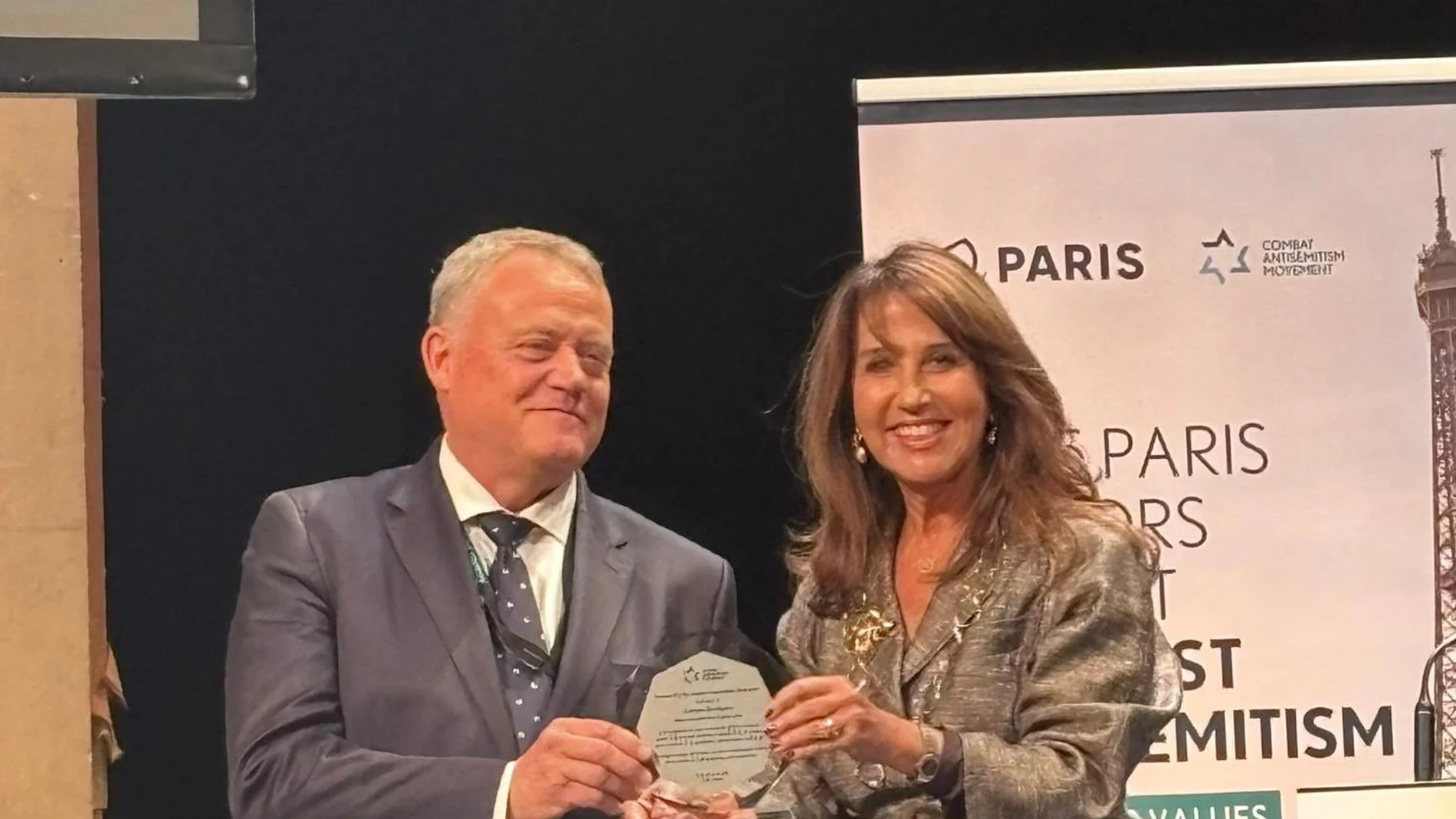 El Congreso Judío Europeo-European Jewish Congress (EJC), en colaboración con la alcaldesa de París, Anne Hidalgo, entregaron ayer en la capital francesa un premio en reconocimiento especial al alcalde de Castrillo Mota de Judíos (Burgos), Lorenzo Rodríguez