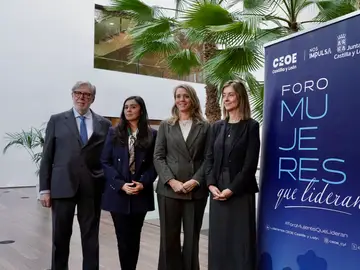 La presidenta de Cepyme, Ángela de Miguel, participa en el Foro "Mujeres que lideran" organizado por la CEOE, junto a la gerente de Servicios Sociales de la Junta, Esperanza Vázquez, y la presidenta de la Comisión de Igualdad de CEOE Castilla y León y presidenta de ATA, Leticia Mingueza, y el presidente de CEOE CyL Santiago Aparicio La presidenta de Cepyme, Ángela de Miguel, participa en el Foro "Mujeres que lideran" organizado por la CEOE, junto a la gerente de Servicios Sociales de la Junta, Esperanza Vázquez, y la presidenta de la Comisión de Igualdad de CEOE Castilla y León y presidenta de ATA, Leticia Mingueza, y el presidente de CEOE CyL Santiago Aparicio