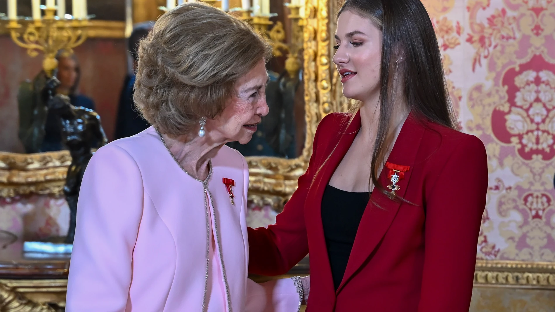MADRID, 21/11/2025.- La reina Sofía, y la princesa Leonor, durante el acto de conmemoración del 50 aniversario de restauración de la monarquía, este viernes en el palacio Real en Madrid. La reina Sofía, el expresidente del Gobierno Felipe González y los padres de la Constitución Miquel Roca y Miguel Herrero reciben este viernes de manos del rey Felipe VI el Toisón de Oro, la más alta distinción que concede la Casa Real española y cuya historia se remonta a casi 600 años.-EFE/ Fernando Villar