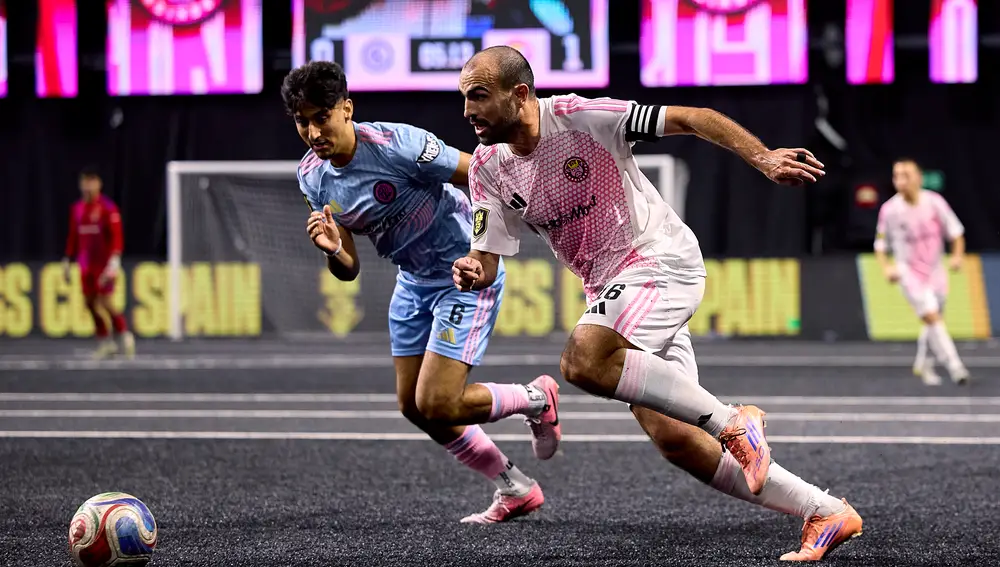 Álex Guti en un juego contra La Capital CF