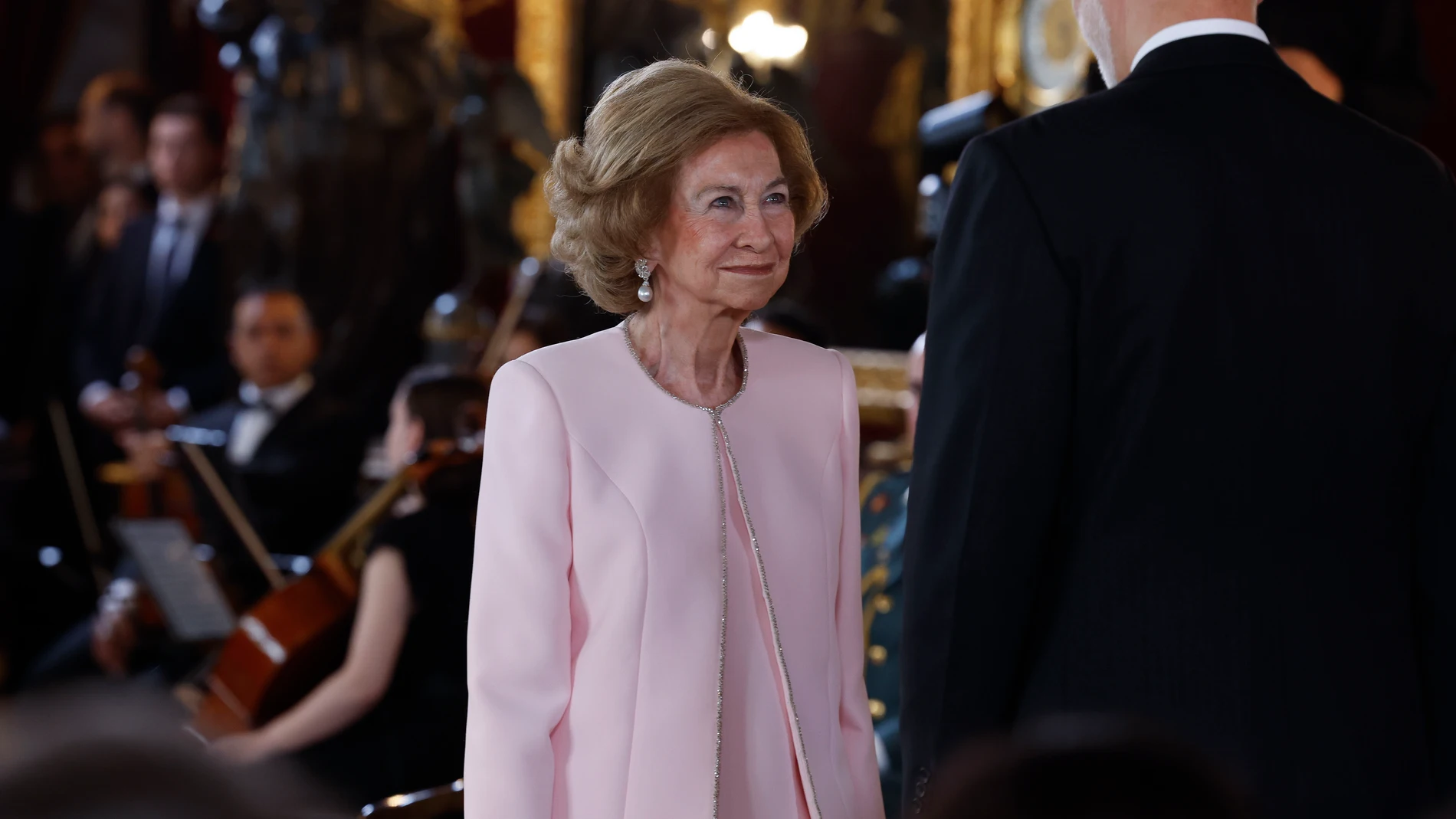 MADRID, 21/11/2025.- El rey Felipe impone el Toisón de Oro a su madre la reina Sofía, durante el acto de conmemoración del 50 aniversario de restauración de la monarquía, este viernes en el palacio Real en Madrid. La reina Sofía, el expresidente del Gobierno Felipe González y los padres de la Constitución Miquel Roca y Miguel Herrero reciben este viernes de manos del rey Felipe VI el Toisón de Oro, la más alta distinción que concede la Casa Real española y cuya historia se remonta a casi 600 ...