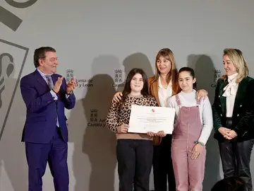 El consejero de la Presidencia, Luis Miguel González Gago, entrega los premios a proyectos educativos en centros escolares y trabajos universitarios relacionados con cooperación al desarrollo El consejero de la Presidencia, Luis Miguel González Gago, entrega los premios a proyectos educativos en centros escolares y trabajos universitarios relacionados con cooperación al desarrollo